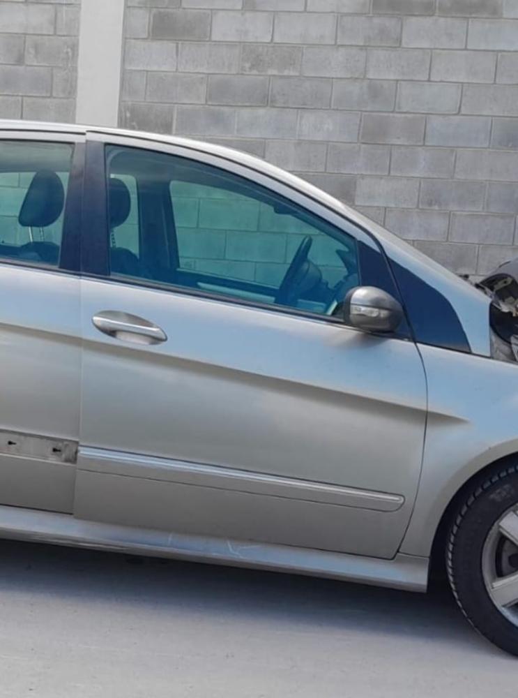 PUERTA DELANTERA DERECHA MERCEDES BENZ B200