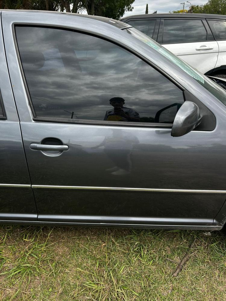 PUERTA DELANTERA DERECHA VOLKSWAGEN.. BORA TDI