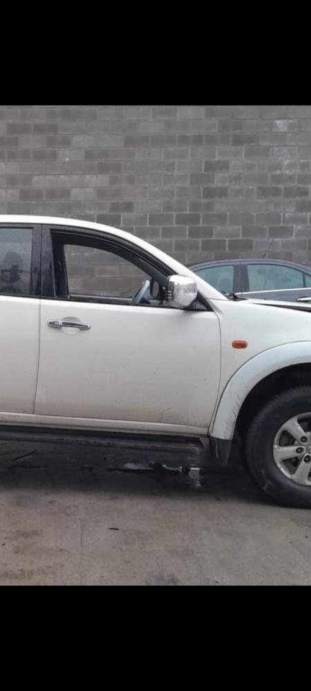 PUERTA DELANTERA DERECHA MITSUBISHI L200 3.2