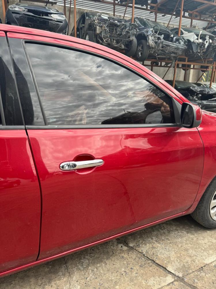 PUERTA DELANTERA DERECHA NISSAN VERSA SENSE