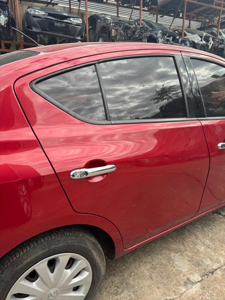 PUERTA TRASERA DERECHA NISSAN VERSA SENSE