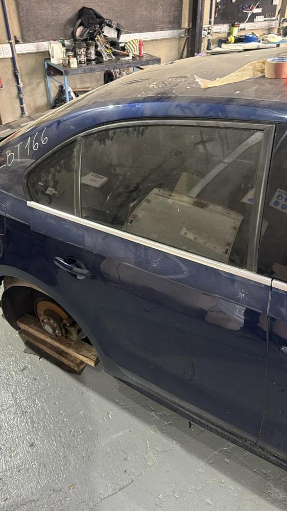 PUERTA TRASERA DERECHA VOLKSWAGEN VENTO 2.0 TSI