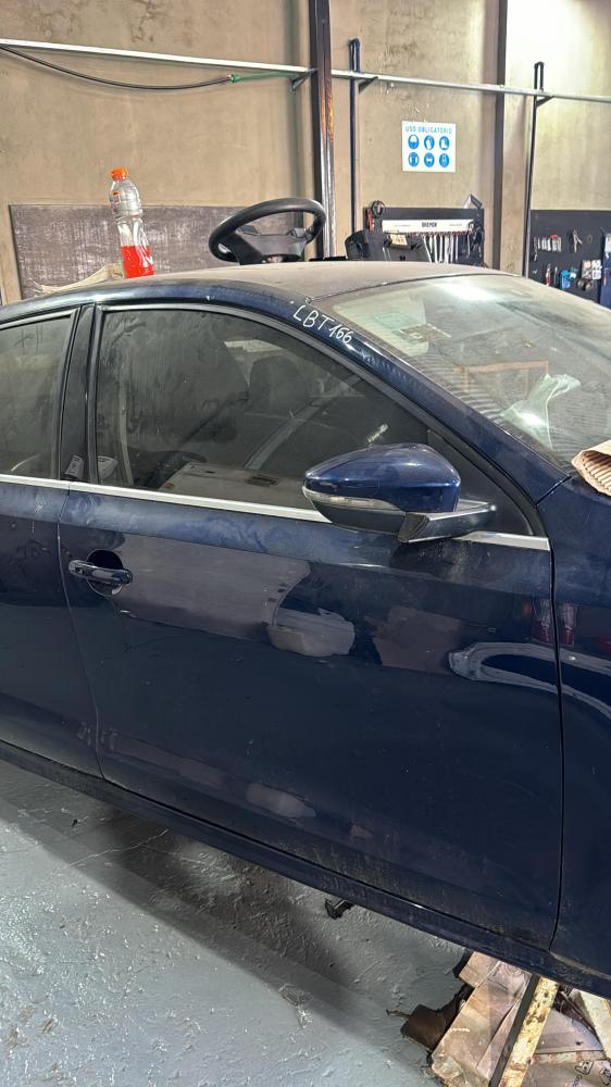 PUERTA DELANTERA DERECHA VOLKSWAGEN VENTO 2.0 TSI