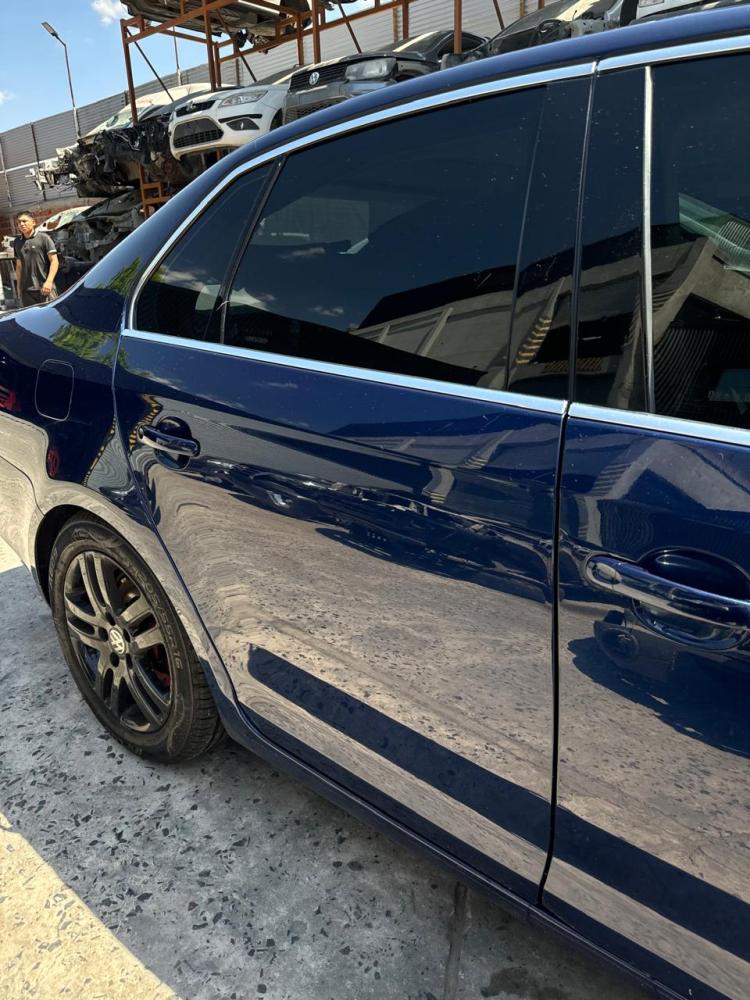 PUERTA TRASERA DERECHA VOLKSWAGEN VENTO 2.5