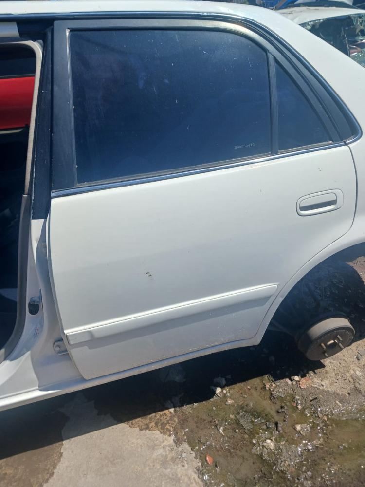 PUERTA TRASERA IZQUIERDA TOYOTA COROLLA 1.8