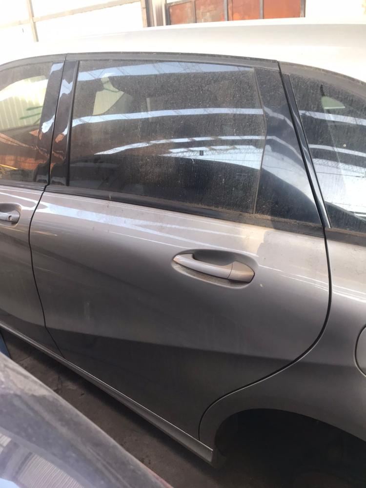 PUERTA TRASERA IZQUIERDA MERCEDES BENZ B200