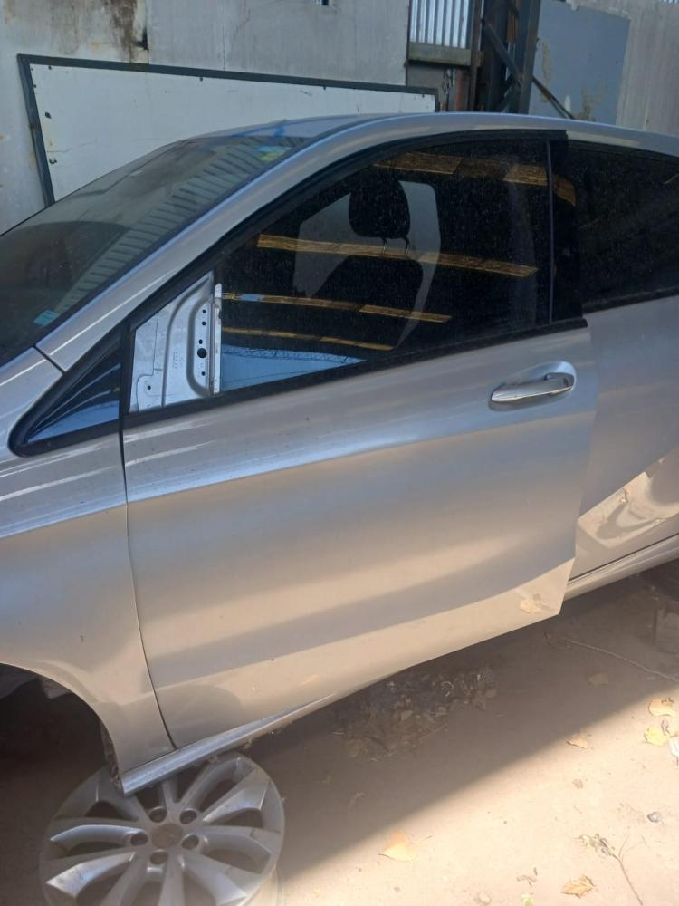 PUERTA DELANTERA IZQUIERDA MERCEDES BENZ B200